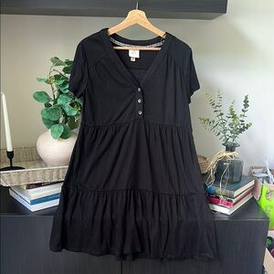 Knox Rose Black V-Neck Dress in size M with three Buttons in Front of V-Neckline